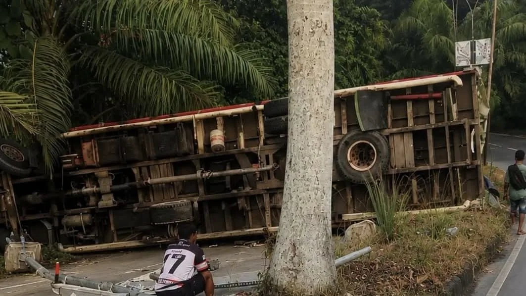 Tangkapan Layar Kendaraan roda enam yang terguling di Jalan Poros Tenggarong Seberang-Samarinda. (Foto: Dok.Facebook)
