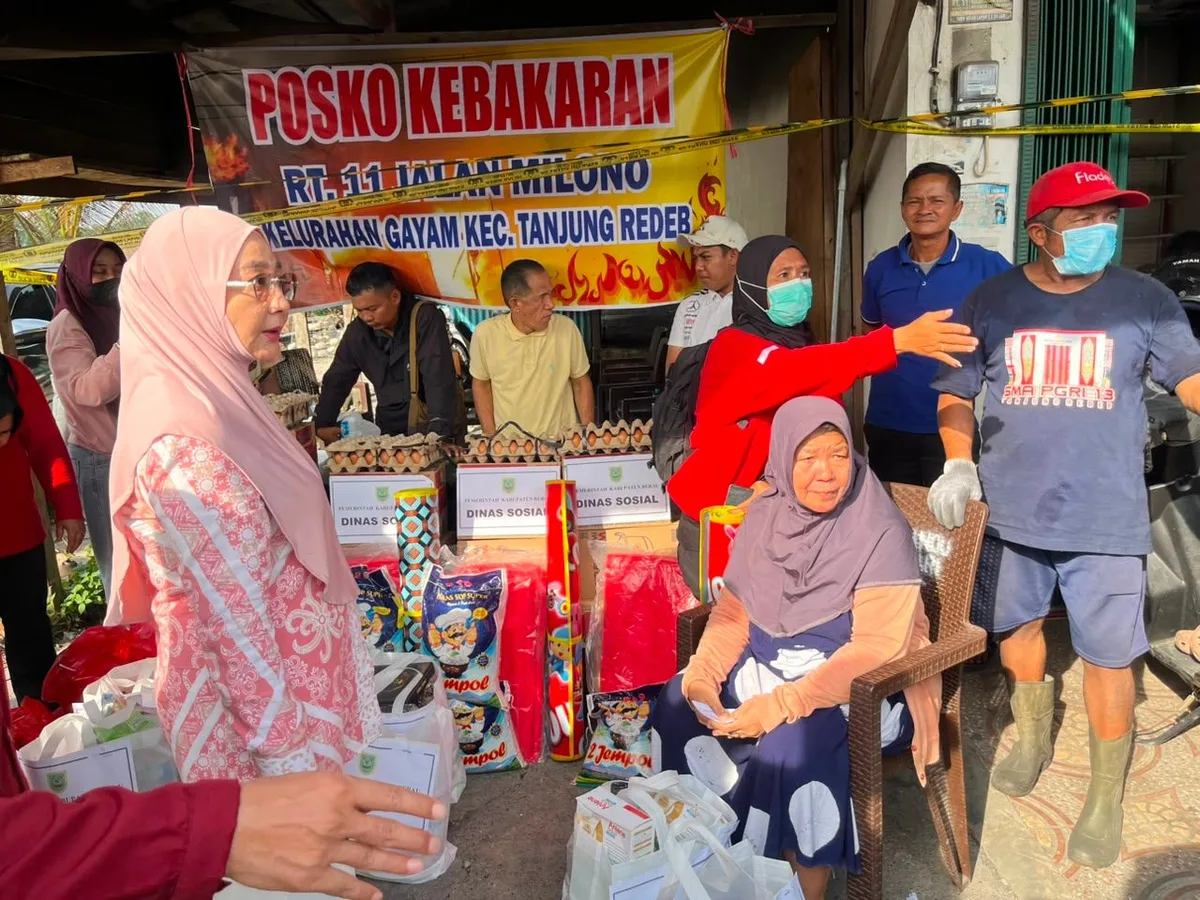 Bupati Berau, Sri Juniarsih Mas Menyerahkan Bantuan Sosial Kepada Korban Kebakaran di Jalan Milono. (Foto: Indri/Korankaltim.com)