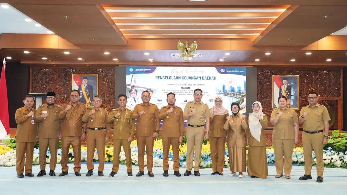 Gubernur Kaltim saat foto bersama bupati/wali kota se-Kaltim usai Rapat Koordinasi Pengelolaan Keuangan Daerah (Dok. Adpim Pemprov Kaltim)