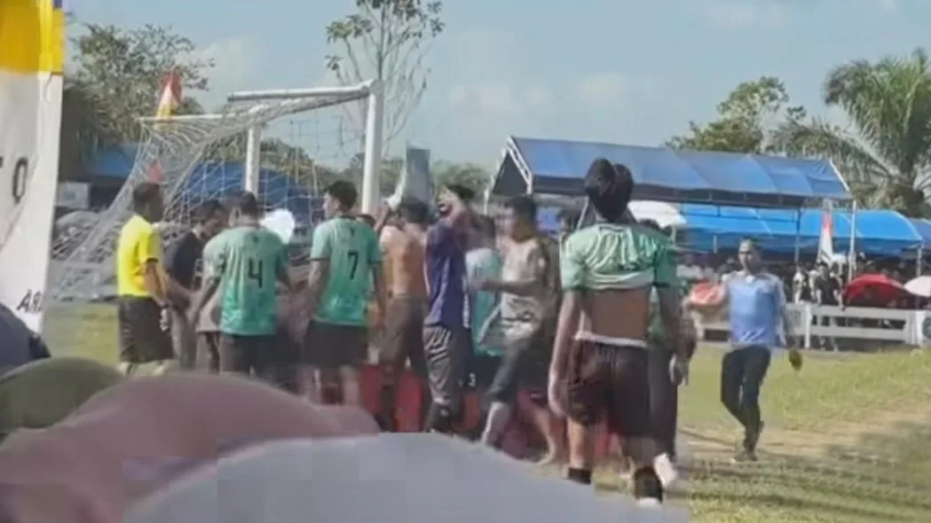 Keputusan Wasit Berubah, Laga Sepak Bola di Desa Liang Kota Bangun Ricuh dan Berakhir WO