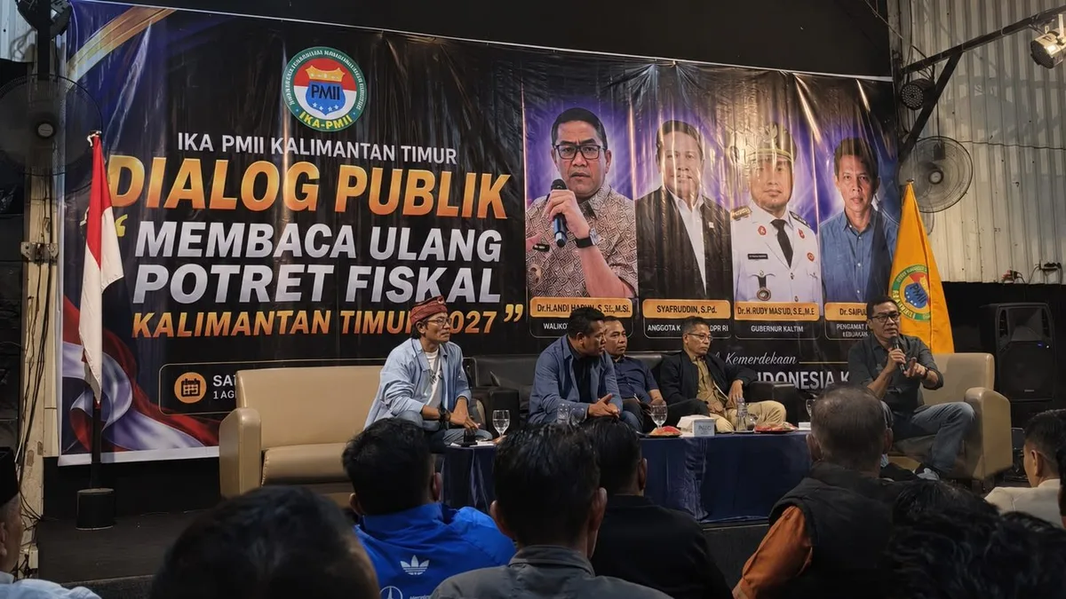 Suasana Dialog Publik bertajuk “Membaca Ulang Potret Fiskal Kalimantan Timur 2027” yang digelar IKA PMII Kaltim di Caffe Bagios, Samarinda, Sabtu (1/8/2026) malam. (Foto: Rafik/Korankaltim.com)