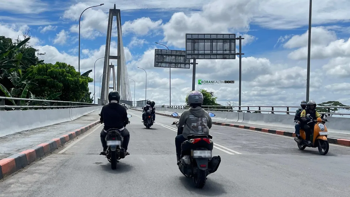 Kondisi Jembatan Achmad Amins atau Mahkota II yang penerangannya terdampak pencurian kabel lampu tematik. Perbaikan penerangan ditargetkan mulai dikerjakan September 2026. (Foto: Dok.Korankaltim.com)