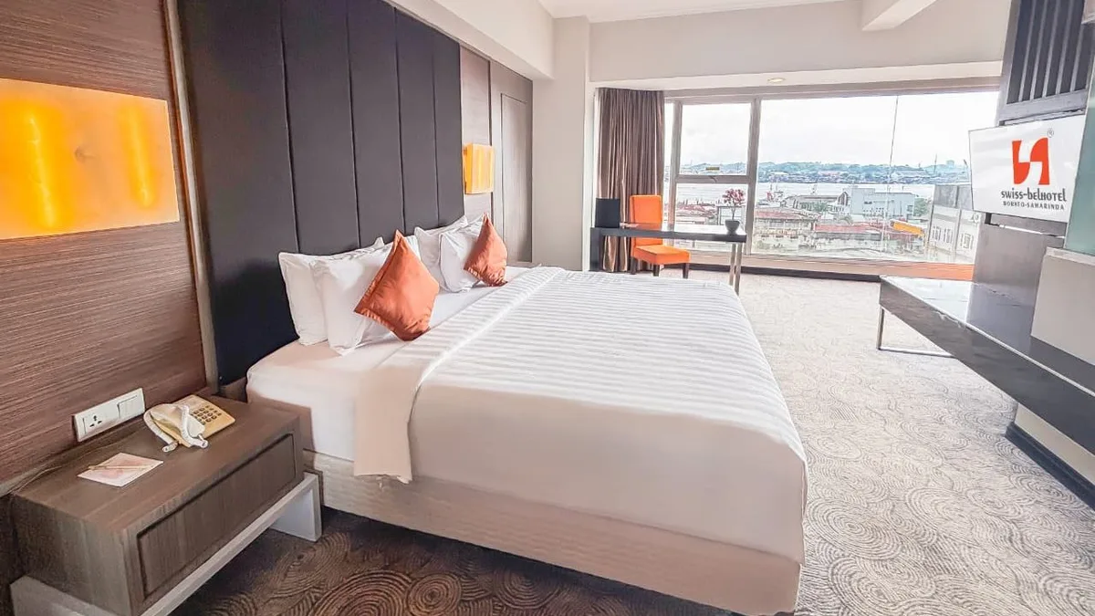 Kamar Hotel di Swiss Belhotel Borneo Samarinda yang menawarkan Pemandangan Kota Samarinda ( Foto: Adnan/KoranKaltim )