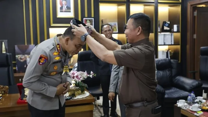 Muddain Kenakan Sesingal Kaltara kepada Kapolda Baru, Simbol Penghormatan Leluhur