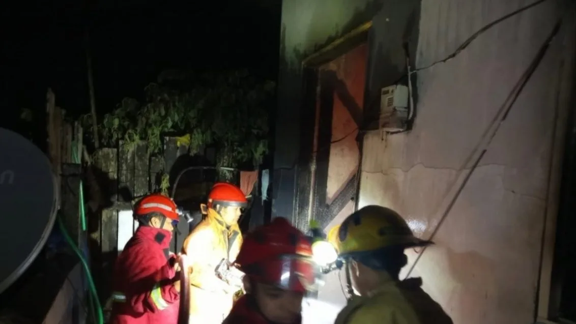 Petugas Disdamkarmat kota Samarinda saat berhasil memadamkan api di lokasi kebakaran. (Foto: Dok.Disdamkarmat Kota Samarinda)