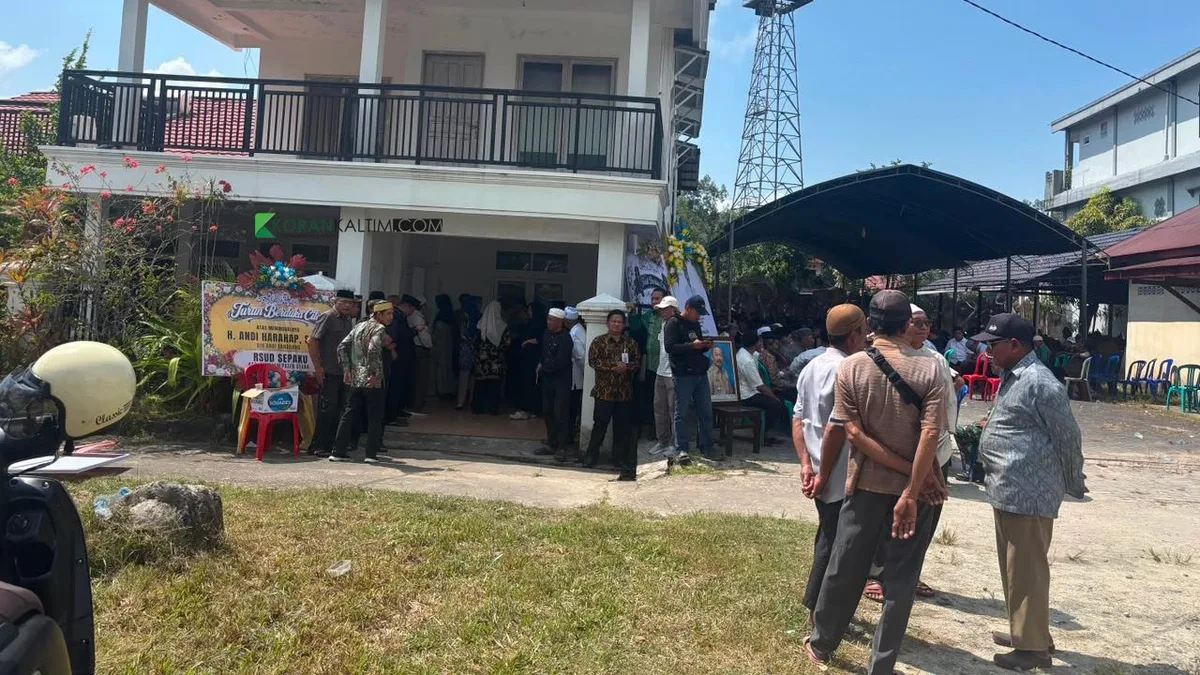 Suasana rumah duka H.Andi Harahap yang ramai orang berdatangan untuk melayat dan mengucapkan belasungkawa kepada keluarga. (Foto: Dinda/Korankaltim.com)