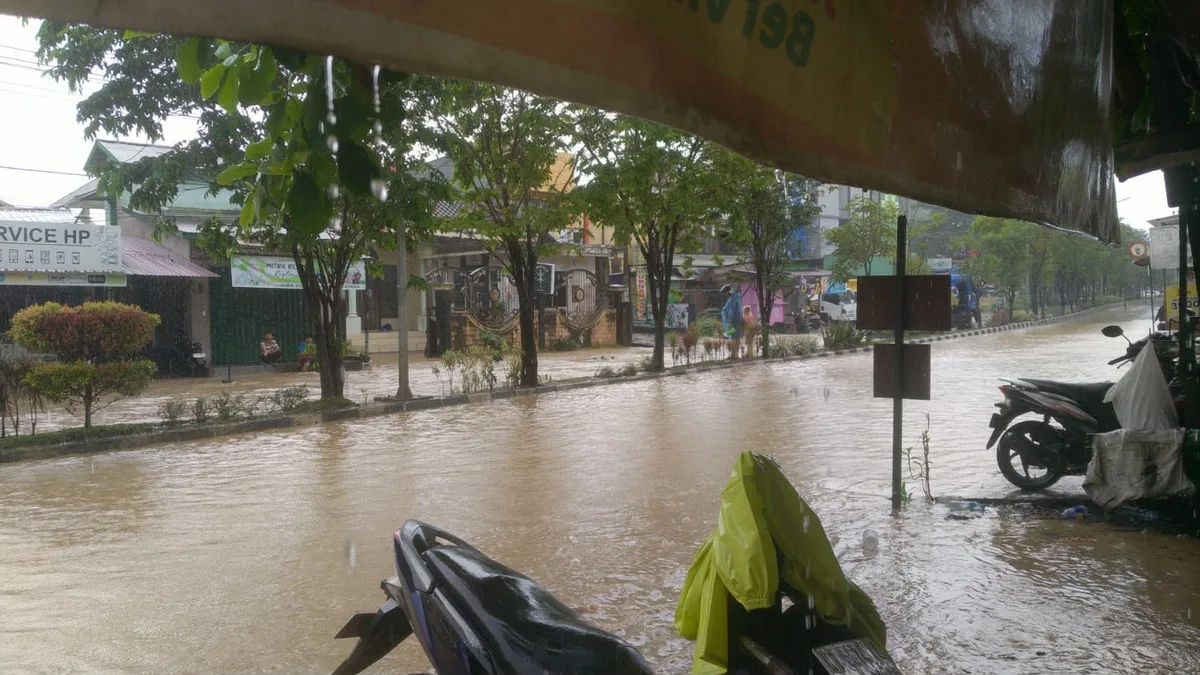 Banjir di Jalan DI Panjaitan pada Juni lalu. Wali Kota Samarinda Andi Harun meminta Pemprov Kaltim ambil peran utama untuk menangani lintas daerah. (Foto: Dok.Relawan)