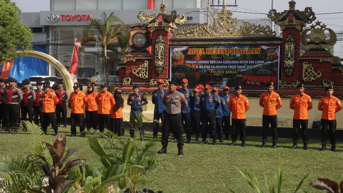 Personel gabungan TNI-Polri, Basarnas, BPBD, Damkar, dan tim penyelamat mengikuti Apel Kesiapsiagaan Tanggap Darurat Karhutla 2026 di Halaman Polsek Tanjung Redeb, Selasa (11/8/2026). (Foto: Dok.Humas Polres Berau)