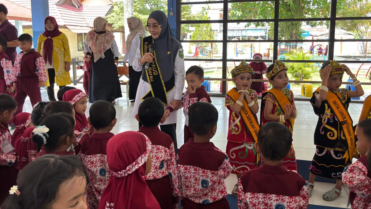 Bupati Berau Sri Juniarsih Mas selaku Bunda PAUD Kabupaten Berau berinteraksi dengan anak-anak usai membuka Rapat Koordinasi Bunda PAUD Kabupaten Berau Tahun 2026 di UPT SPNF SKB Kabupaten Berau, Tanjung Redeb, Rabu (5/8/2026). (Indri/Korankaltim.com)