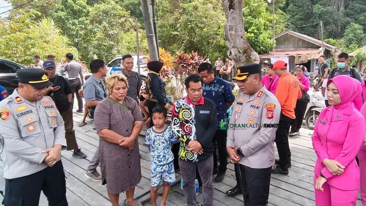 Kapolres Kutai Barat AKBP Haris Kurniawan meninjau lokasi longsor di Kampung Muara Bunyut, Kecamatan Melak. (Foto: Adi/Korankaltim.com)