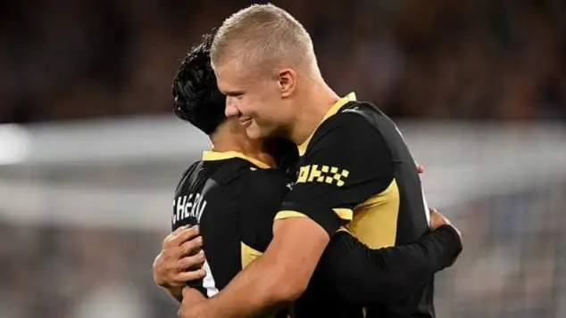 Erling Haaland memeluk Rayan Cherki, sama-sama mencetak dua gol untuk kemenangan Manchester City saat menghadapi Crystal Palace. (gettyimages)
