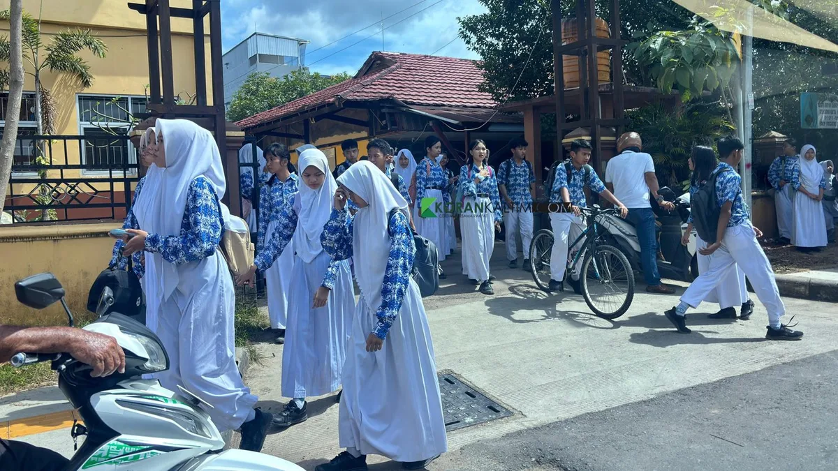Aktivitas siswa di tengah kabut asap yang melanda Kabupaten Berau. (Foto: Indri/Korankaltim.com)