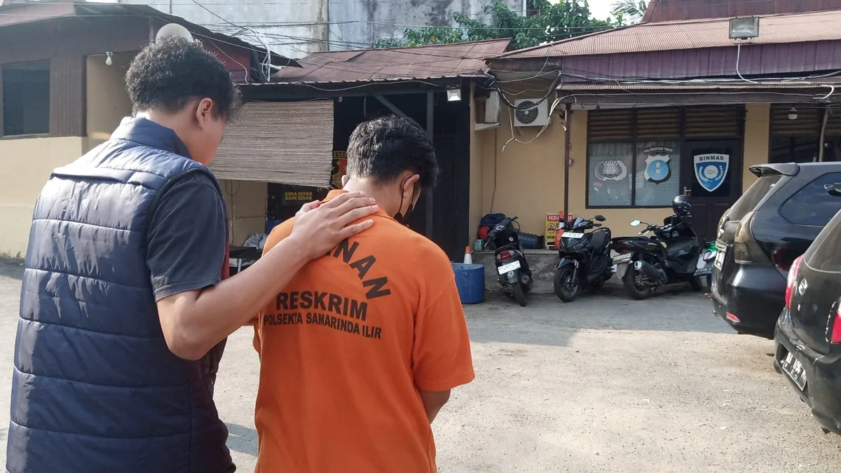 Gegara Karangan Bunga, Cucu Aniaya Kakek hingga Terjatuh di Depan Toko