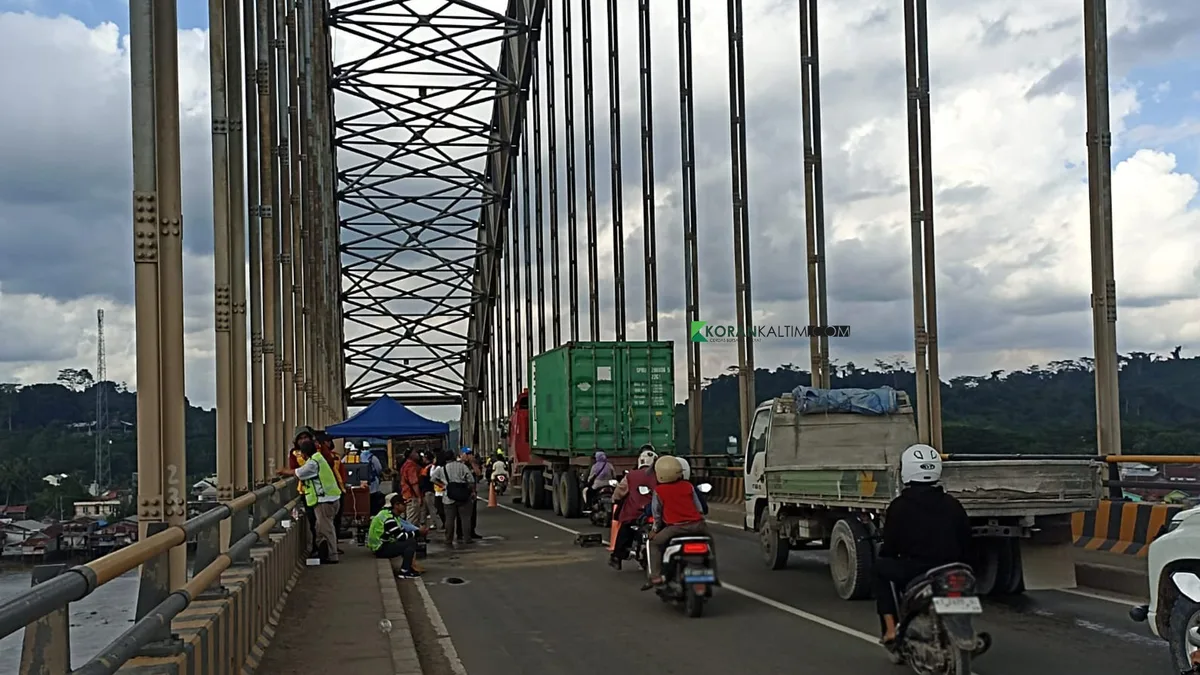 Suasana di atas Jembatan Mahulu pada siang hari. (Foto: Surya/Korankaltim.com)