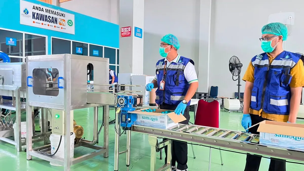 Proses produksi Air Minum Dalam Kemasan (AMDK) SAMAQUA di Pusat Produksi IPA Kalhol, Kecamatan Palaran. (Foto: Ayu/Korankaltim.com)