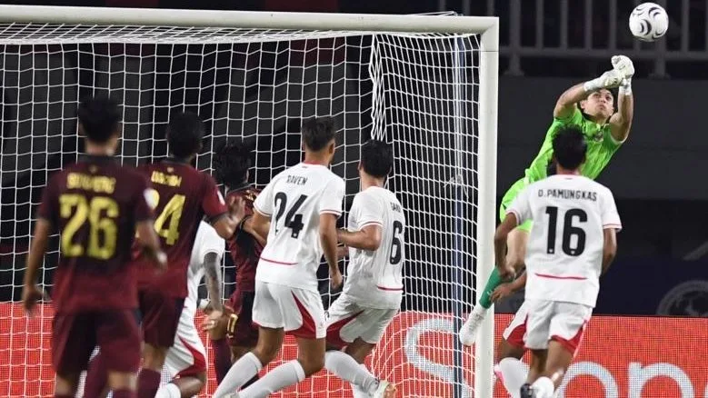 Kiper Timor Leste Dylan Jose Niski harus bekerja keras menahan gempuran pemain Indonesia pada pertandingan malam tadi. (antaranews)