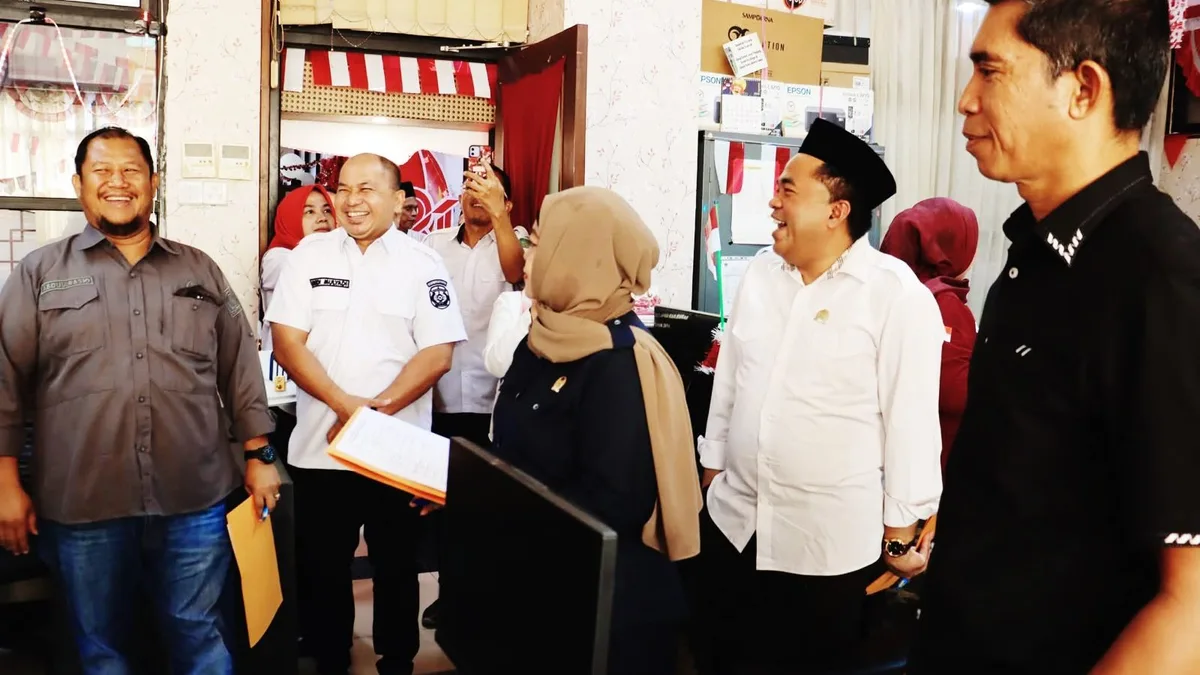 tinjauan ke ruangan yang di dekorasi secara unik dan meriah untuk lomba dekorasi semarak HUT 81 Kemerdekaan RI (heri/korankaltim.com)