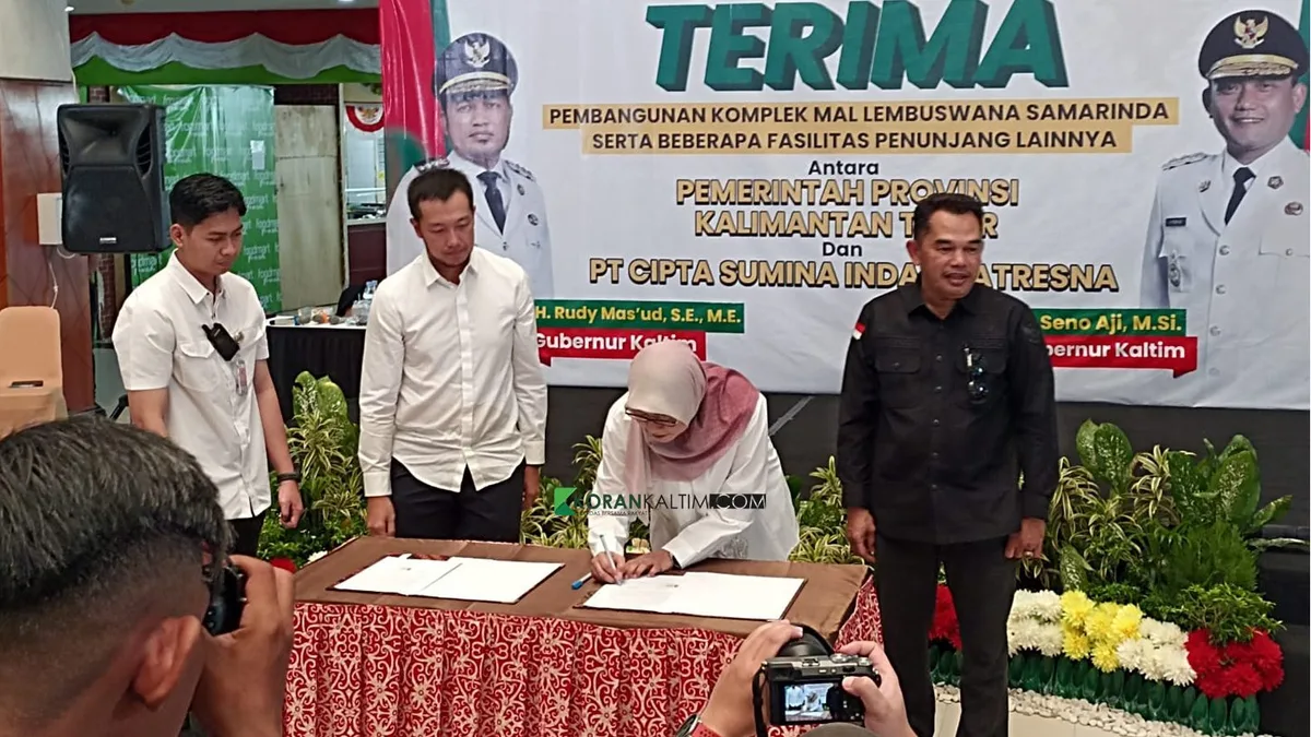 Proses penandatanganan serah terima Mal Lembuswana dari pihak pengelola lama ke Pemprov Kaltim. (Foto: Surya/Korankaltim.com)