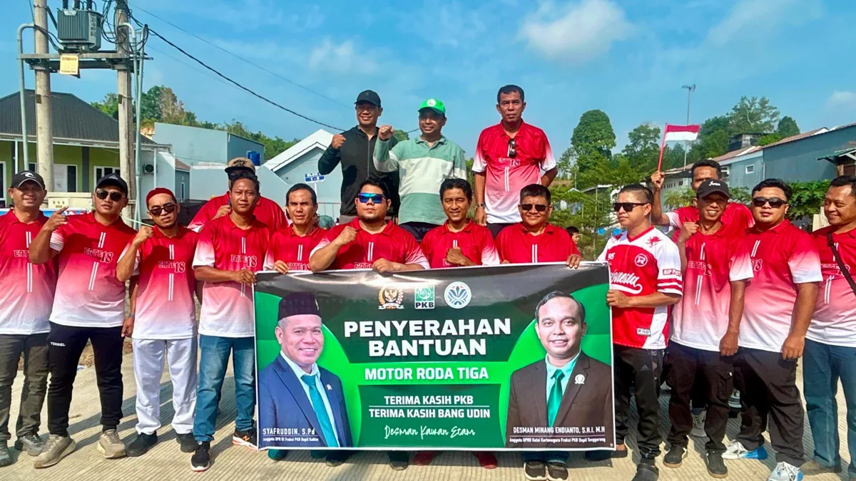 Jalan Sehat Warga RT 18 Kelurahan Baru, Desman Serahkan Motor Pengangkut Sampah