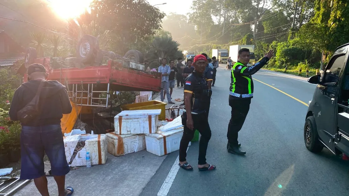 Pihak kepolisian saat melakukan olah TKP awal di lokasi kejadian dan mengatur arus Lalulintas. (Foto: Dok.Info Taruna Samarinda)