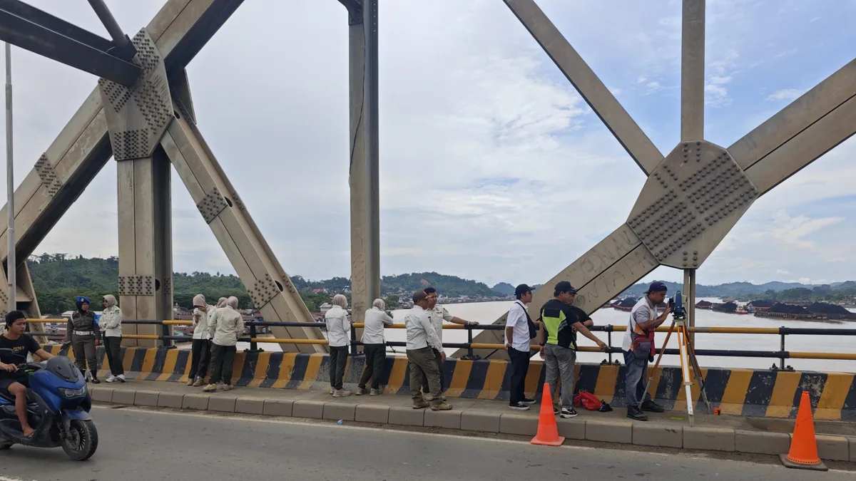 Jembatan Mahakam Ulu saat dilakukan uji dinamis setelah terjadi insiden ditabrak kapal tongkang pengangkut batu bara (Surya/Korankaltim.com)