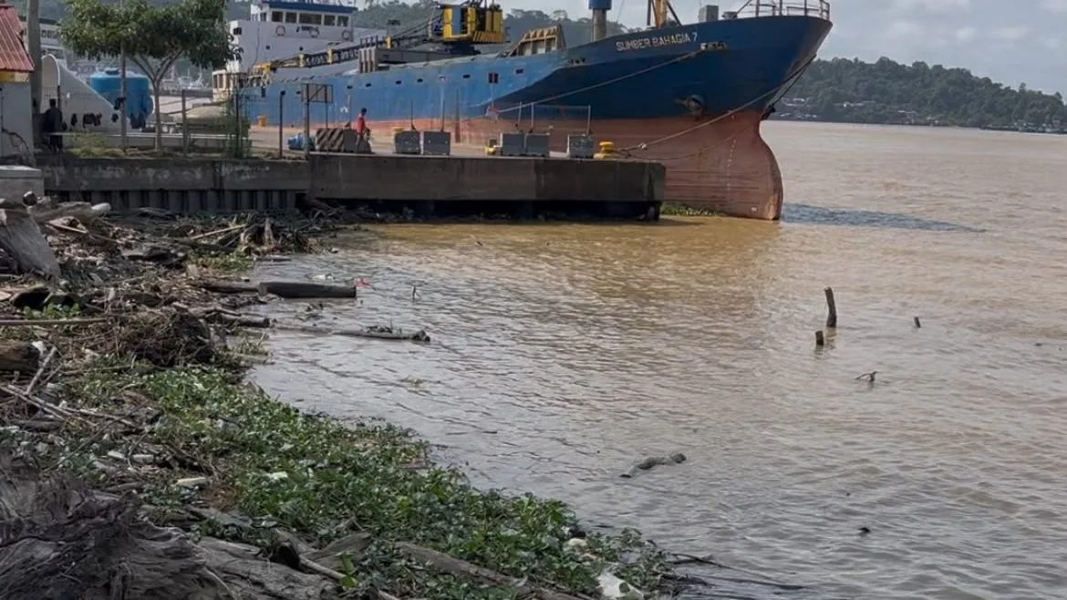 Sampah Penuhi Bantaran Sungai di Teras Samarinda Tahap II, DLH Siapkan Penanganan bersama BWS