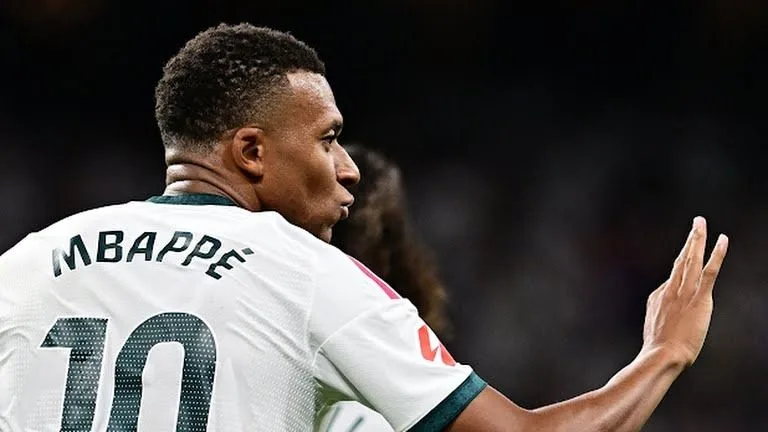 Kylian Mbappe Hattrick untuk Real Madrid, Jose Mourinho Disambut Meriah di Bernabeu