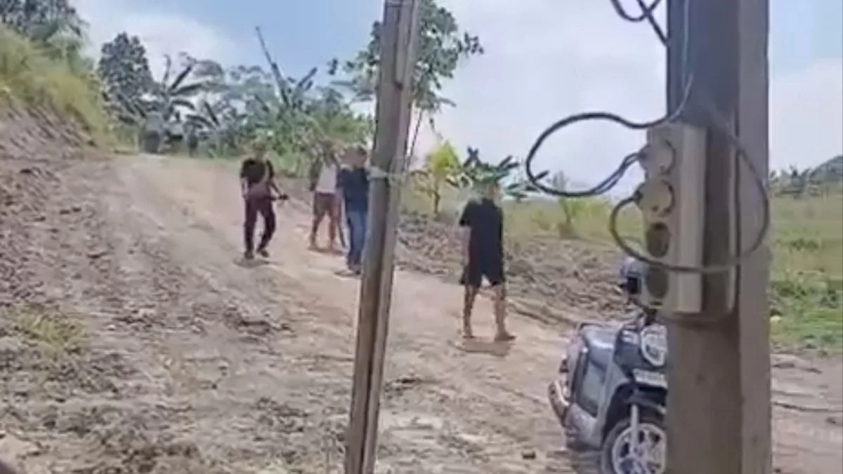 Tangkapan layar video yang memperlihatkan sekelompok orang yang di duga melakukan penyerangan terhadap kelompok tani di Lubuk Sawa Samarinda. (Foto: Istimewa)