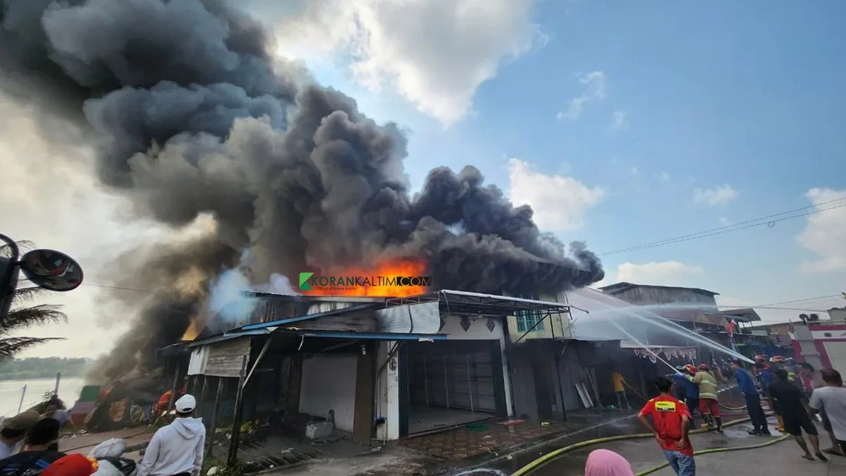 Tiga Rumah di Kawasan Padat Penduduk Jalan Milono Tanjung Redeb Terbakar, Api Diduga Berasal dari Korsleting Listrik