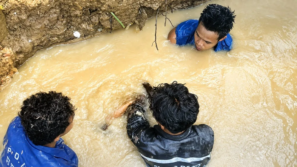 Proses perbaikan kebocoran velve 200 di Jalan Diponegoro, Sangatta Selatan (Dok. Perumdam TTBKT)