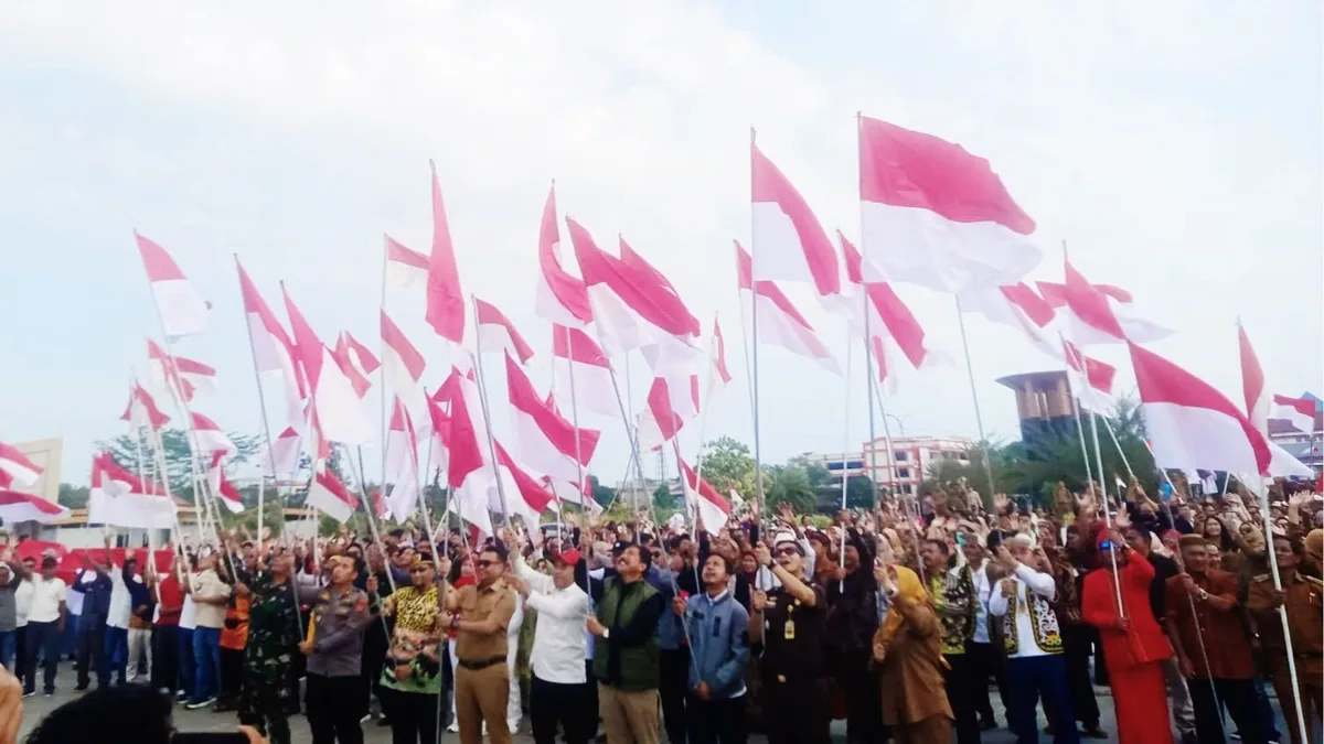 Gerakan pembagian bendera merah putih serentak. (Foto: Heri/Korankaltim.com)