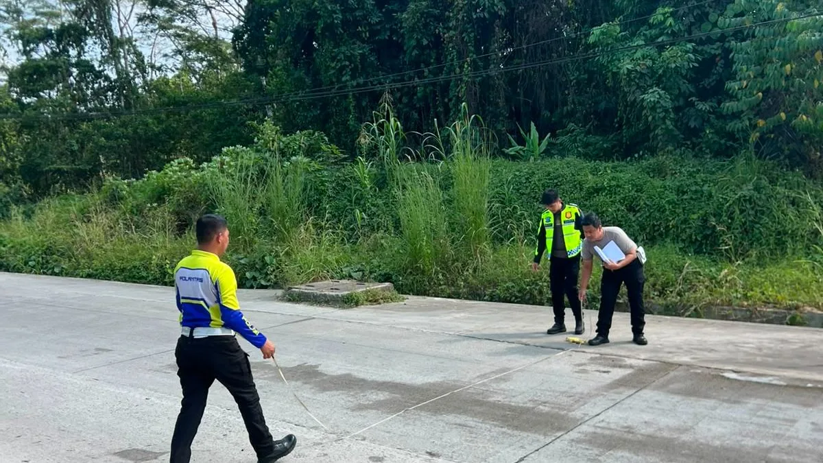 Tabrak Truk yang Berhenti Ditengah Jalan Kawasan Ampera Samarinda, Sopir Mobil Meninggal Dunia