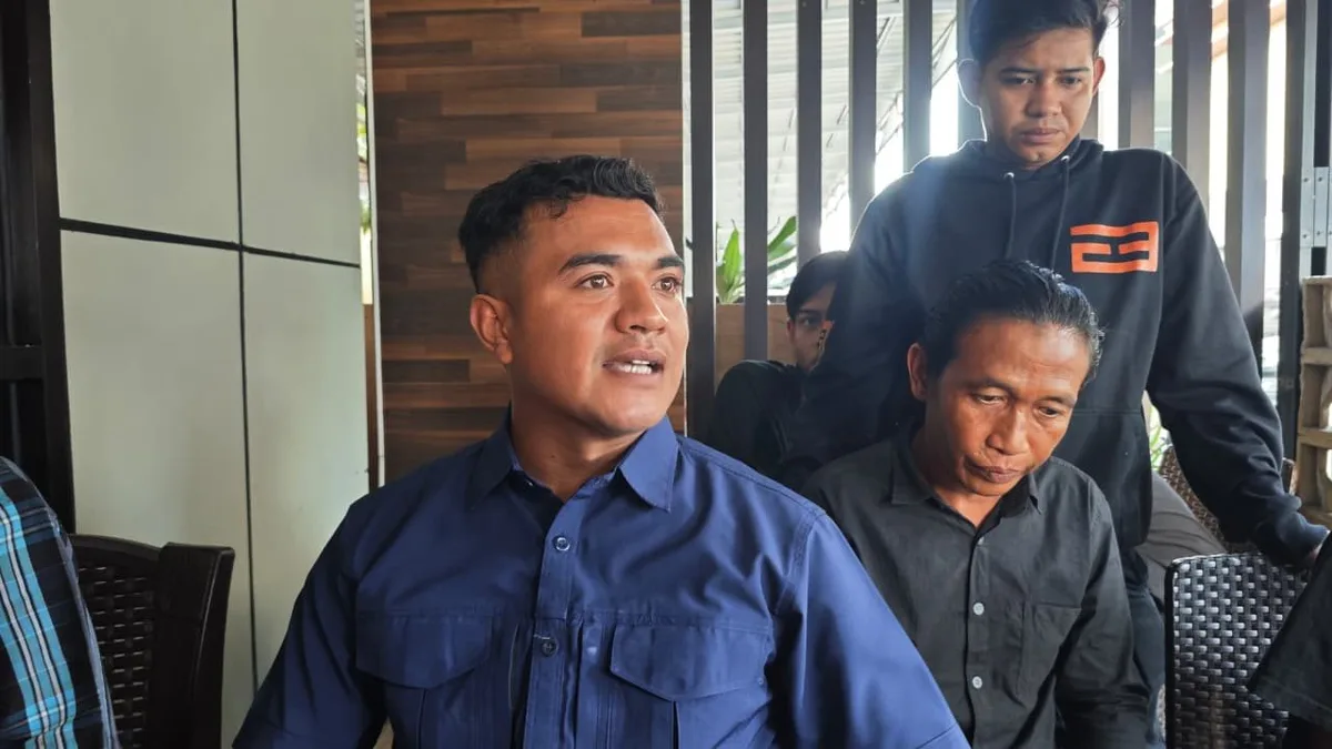Kuasa Hukum Korban, Febronius Kefi, bersama kedua kliennya usai membuat laporan di Polresta Samarinda, Kamis (6/8/2026). (Adnan Abdul/KoranKaltim.com)