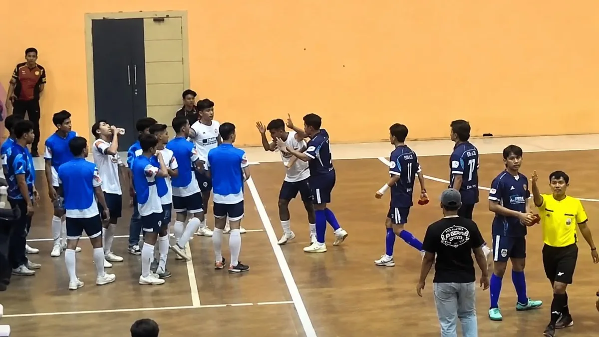 Situasi panas saat pemain Fredik Dale melakukan tindakan anarkis di lapangan. (Foto: Istimewa)