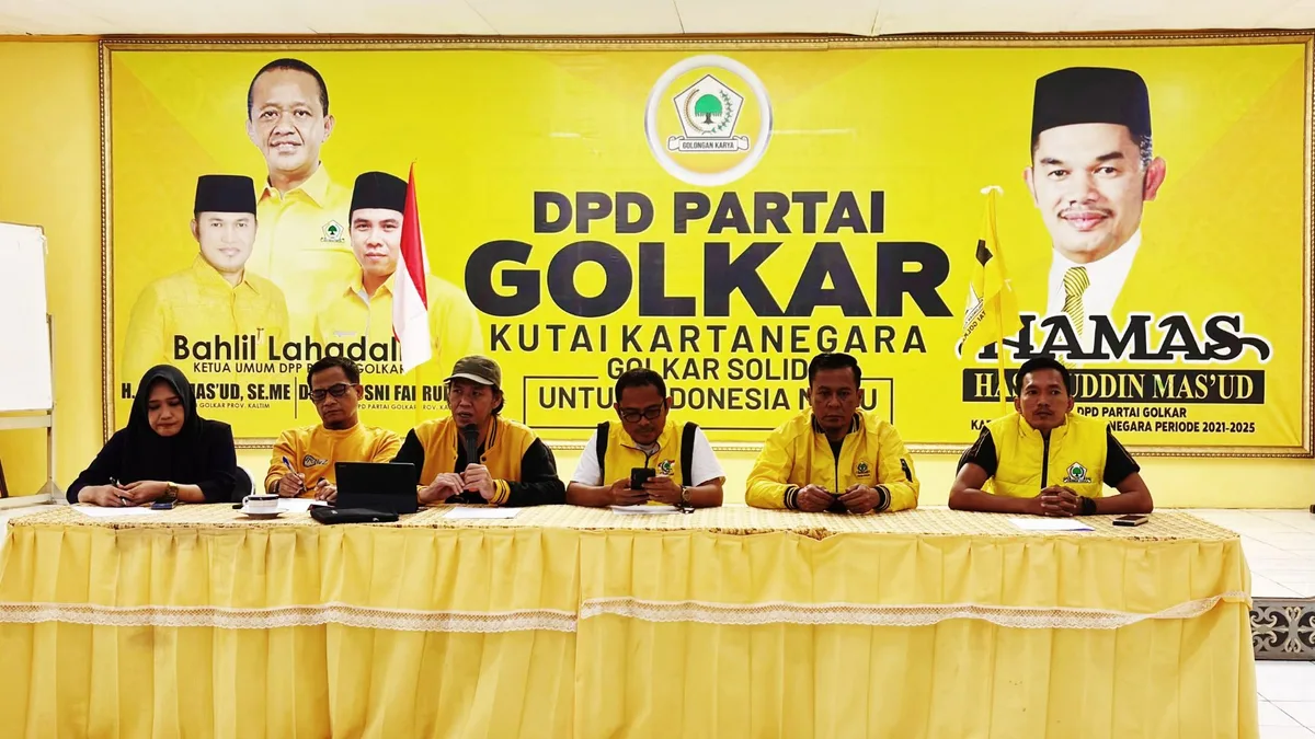 Sekjend Golkar Kukar didampingi Ketua Panitia dan SC Musda ke-XI Golkar Kukar saat pers conference (heri/korankaltim.com)