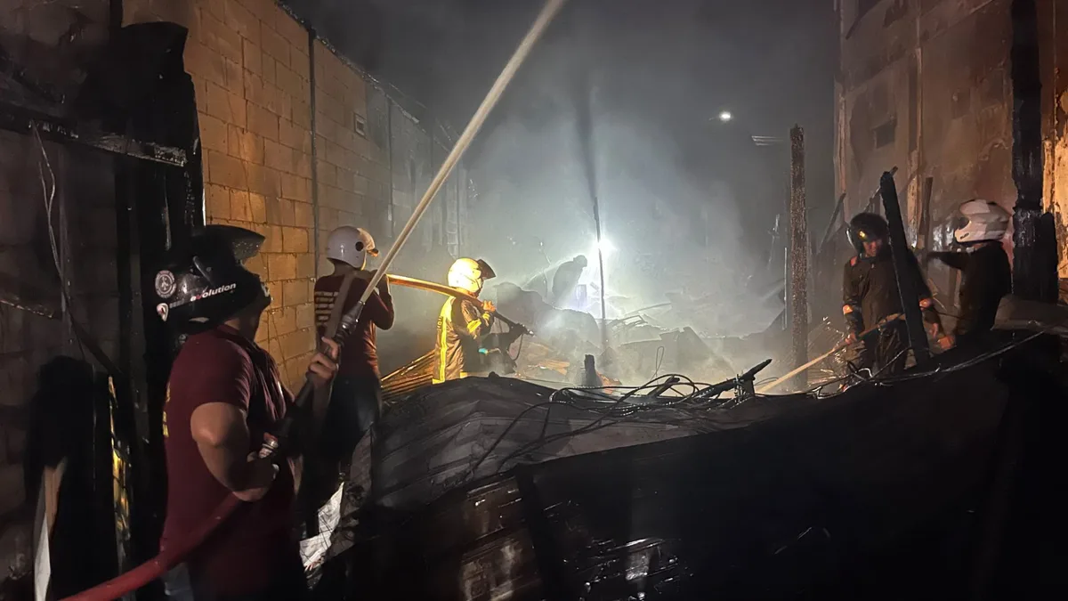 Enam Bangunan Terbakar di Suryanata, Warga Panik Selamatkan Barang Berharga