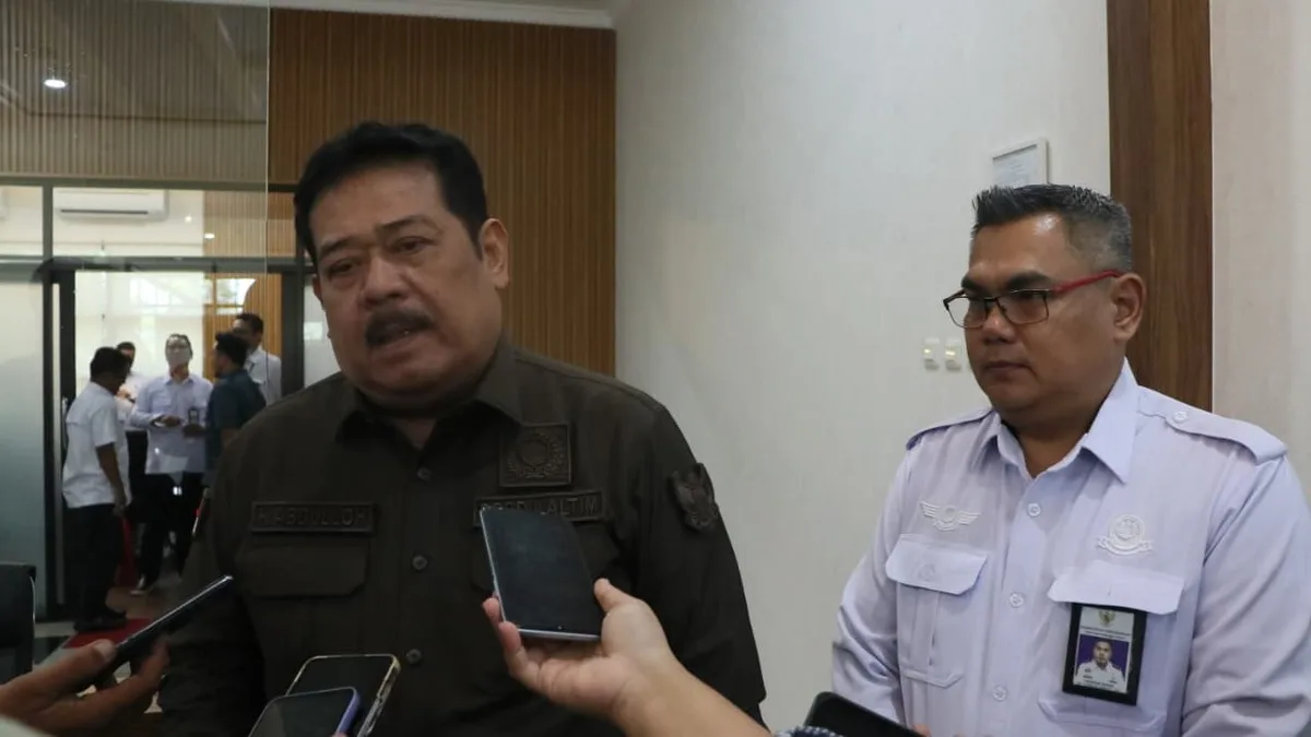 Ketua Komisi III DPRD Kaltim Abdullah didampingi Kepala Kantor OBU Wilayah VII saat diwawancarai seusai pertemuan. (Januar/Korankaltim.com)