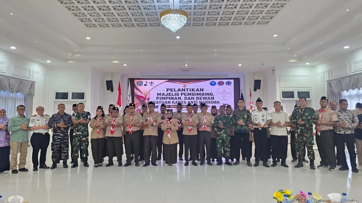 Anggota DPRD Kota Bontang, Yassier Arafat bersama seluruh pengurus Saka Pramuka BNN (Rahmadani/Korankaltim.com)