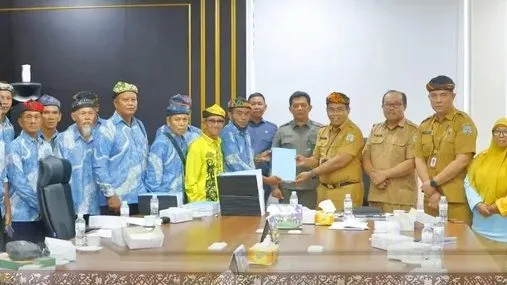 Momen foto bersama di Kantor DPRD Kaltara. (Foto: Istimewa)