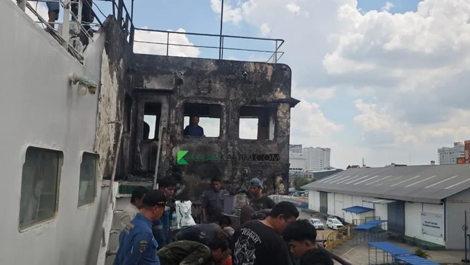 Para crew kapal saat melakukan pembersihan di area dek KM Prince Soya yang terbakar. (Foto: Adnan Abdul/KoranKaltim.com)
