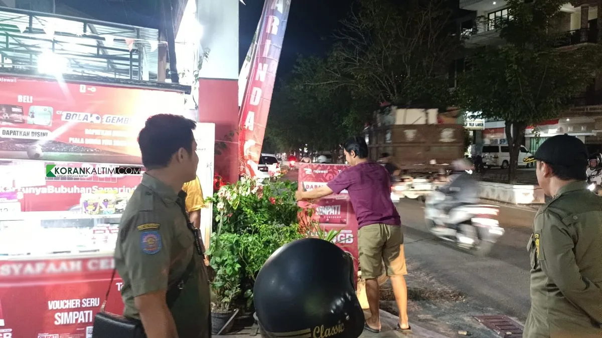 Petugas saat melakukan penertiban di lokasi. (Foto: Adnan Abdul/Korankaltim.com)
