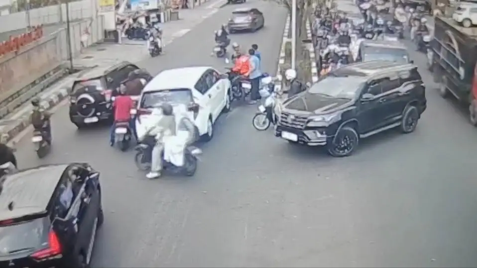 Bantu Evakuasi Motor yang Kecelakaan di Jalan Juanda, Wakapolsek Samarinda Ulu Malah Kena Pukulan di Wajah