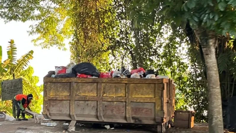 Petugas mengangkut sampah ke dalam bak pengangkut di Kabupaten Berau. Pengelolaan sampah menjadi salah satu perhatian dalam upaya menjaga kelestarian lingkungan. (Indri/Korankaltim.com)