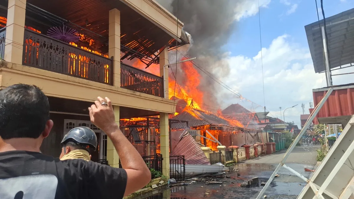 Kebakaran di Jalan Ruan Tenggarong Hanguskan Empat Rumah, Enam Orang Dilarikan ke UGD RSUD AM Parikesit