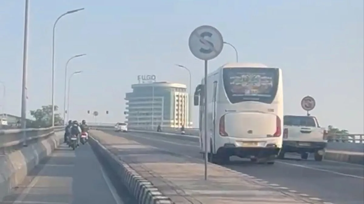 Bus saat melintas di Jembatan Mahakam IV (Adnan Abdul/KoranKaltim.com)