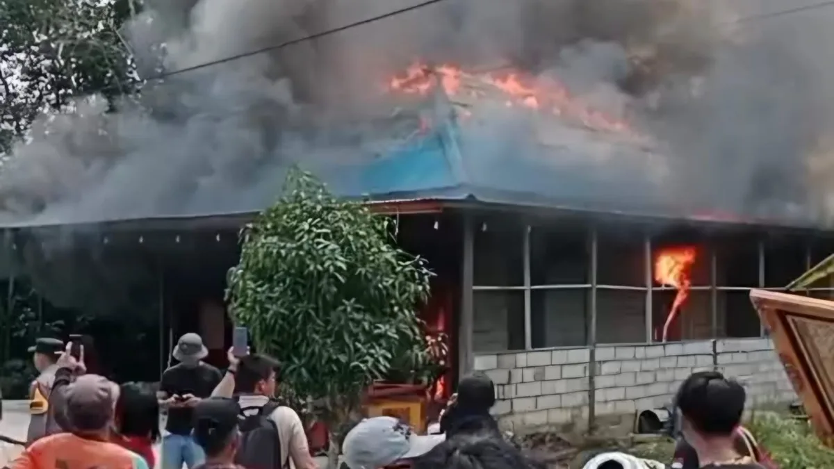Usai Dugaan Pengeroyokan di Tabang, Sebuah Rumah dan Warung Terbakar