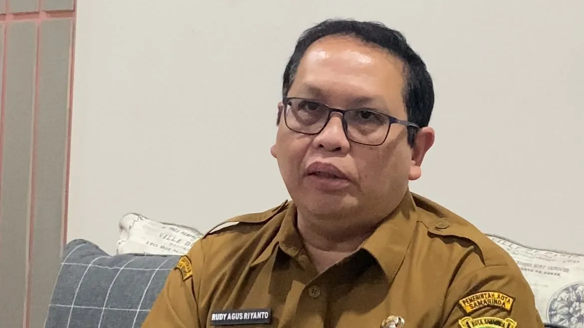 Kabid Kesehatan Masyarakat Dinas Kesehatan Kota Samarinda Rudy Agus Riyanto menjelaskan manfaat serta pentingnya pemberian vitamin A dosis tinggi kepada balita saat pelaksanaan Bulan Pemberian Vitamin A Agustus 2026. (Ayu/KoranKaltim.com)