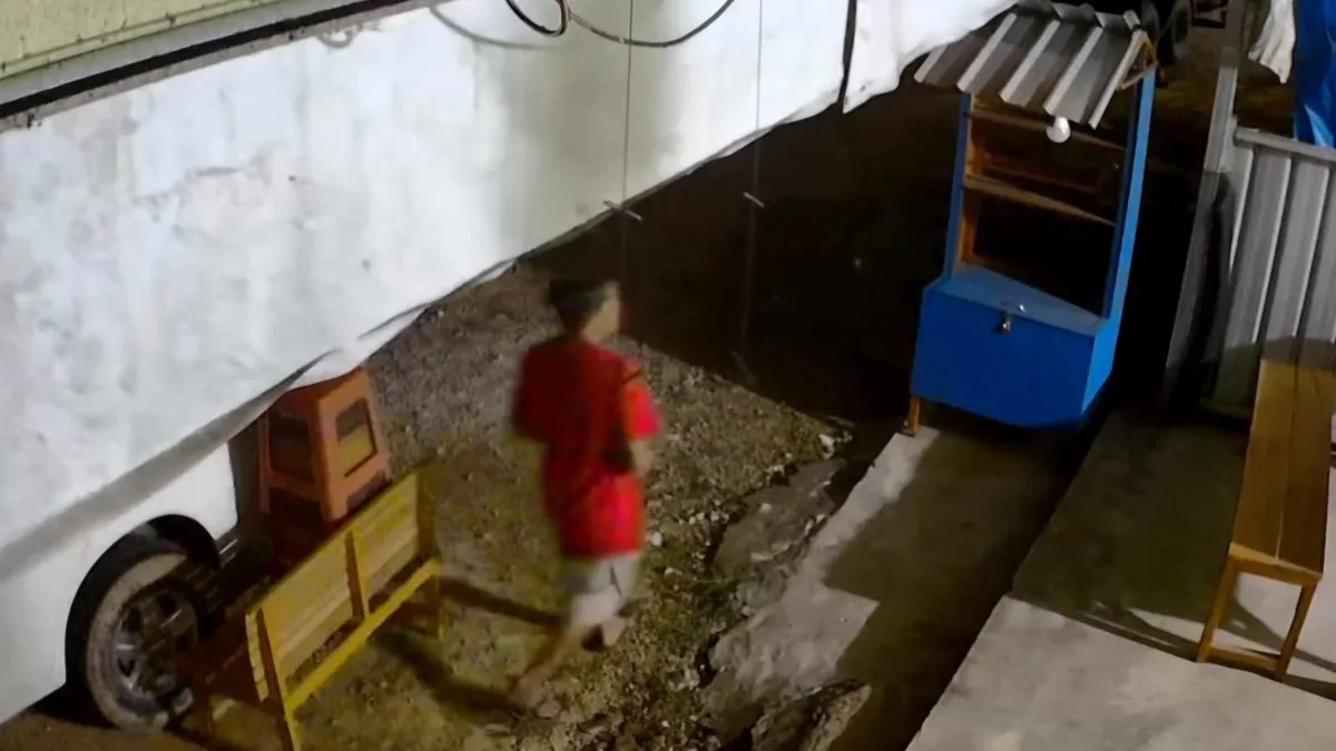 Pelaku saat melancarkan aksinya. (Dok. Tangkapan Layar/CCTV)