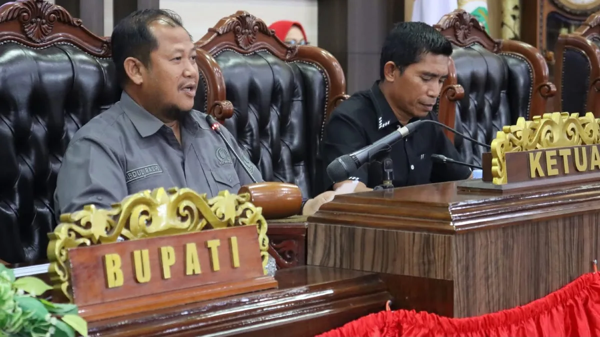 Rapat Paripurna dipimpin langsung Wakil Ketua I DPRD Kukar Abdul Rasid dengan agenda menutup masa sidang III dengan laporan kinerja AKD (heri/korankaltim.com)