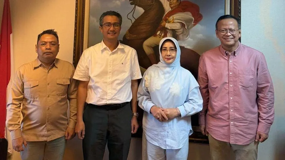 Bupati Berau Sri Juniarsih Mas bersama jajaran manajemen perusahaan usai pertemuan di Jakarta membahas komitmen pembangunan tiga ruang kelas baru (RKB) untuk sekolah di Kampung Birang. (Dok Humas Pemkab Berau.